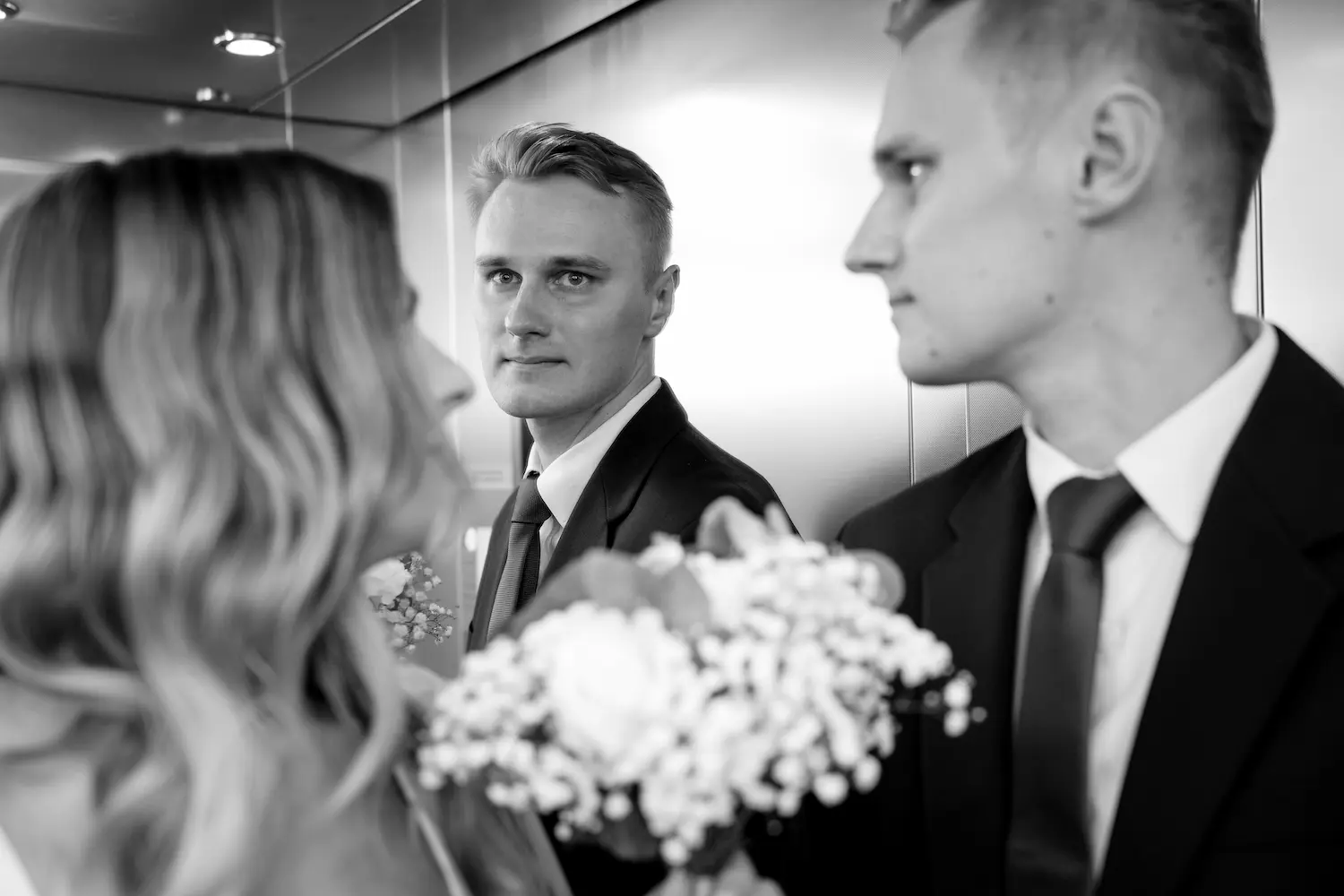 Jaunųjų portretas prie veidrodžio