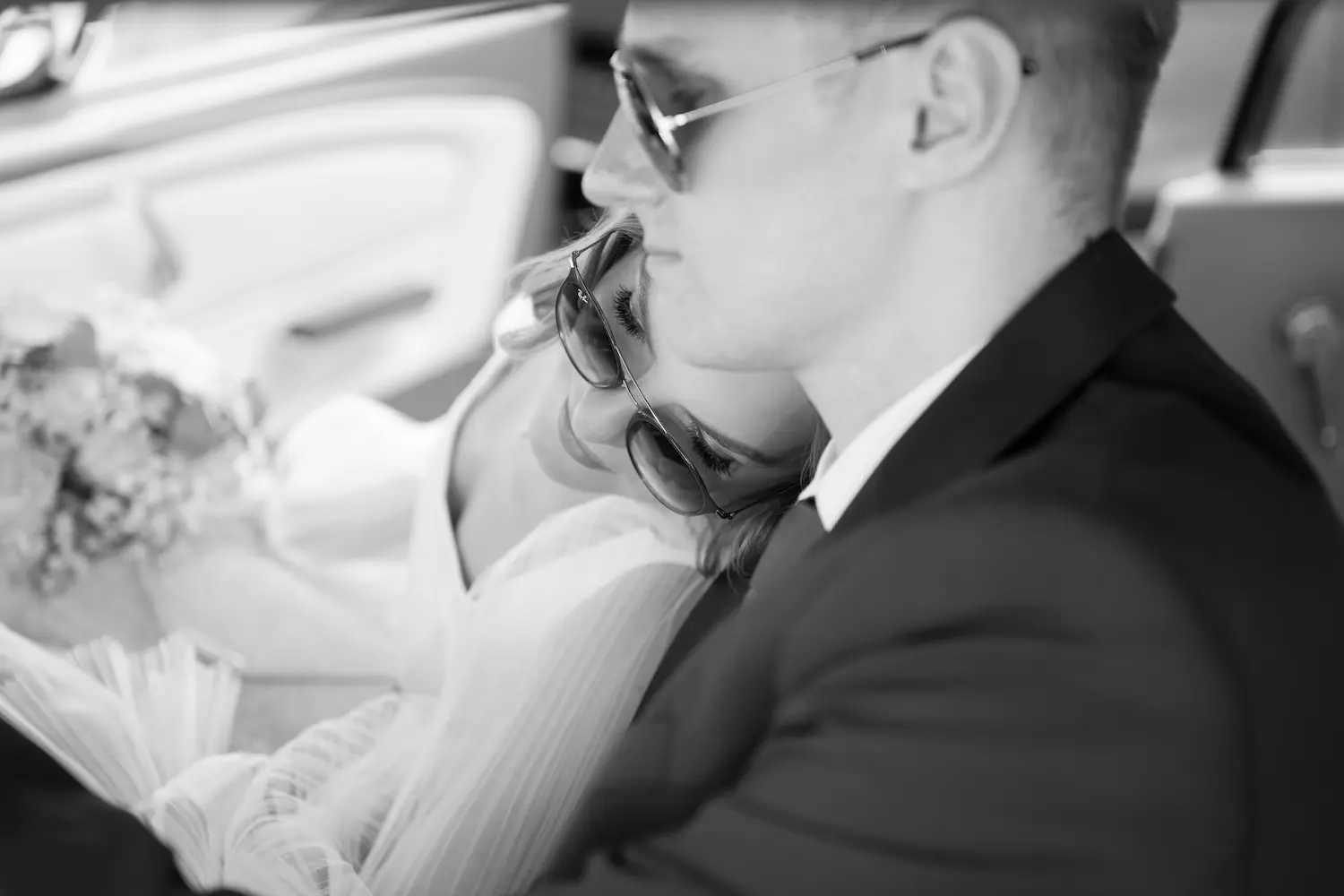 Vestuvių fotografija su natūraliomis emocijomis automobilije